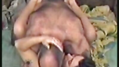 pamajikan brunette seksi mikanyaah maén kalawan clit pussy baseuh nya peletakan dina ranjang