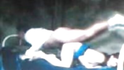 Pamajikan Inggris anu seksi sareng boobs ageung resep pamer awakna